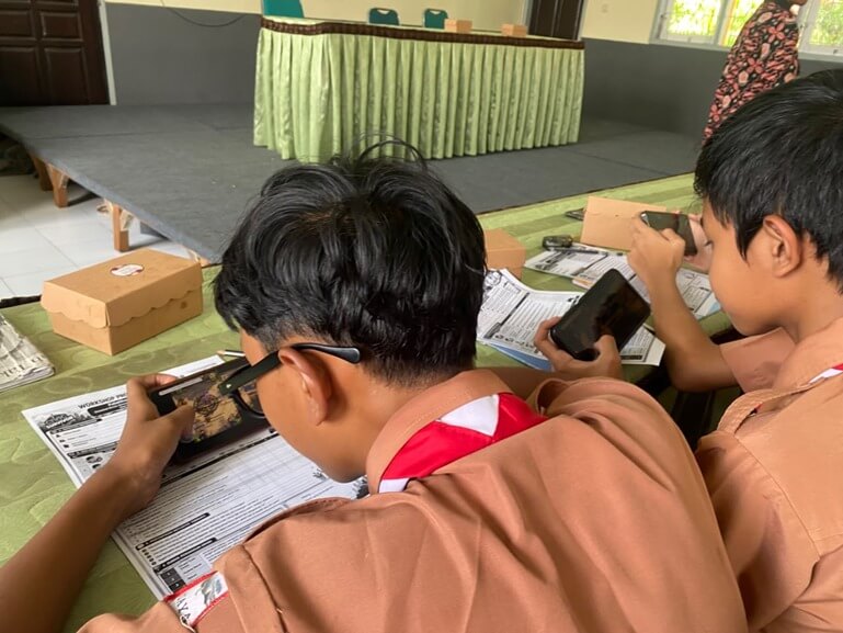Foto siswa memainkan